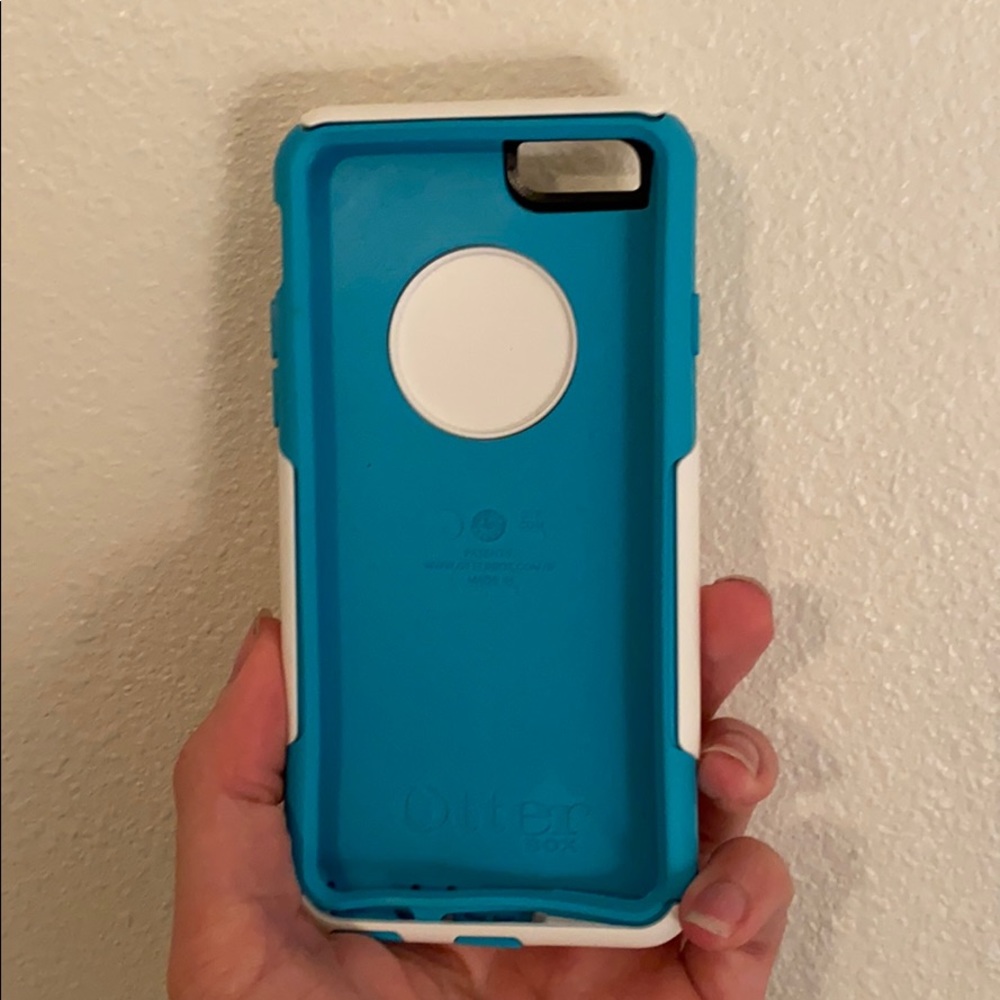 a card holder attached to an iphone 6s case
